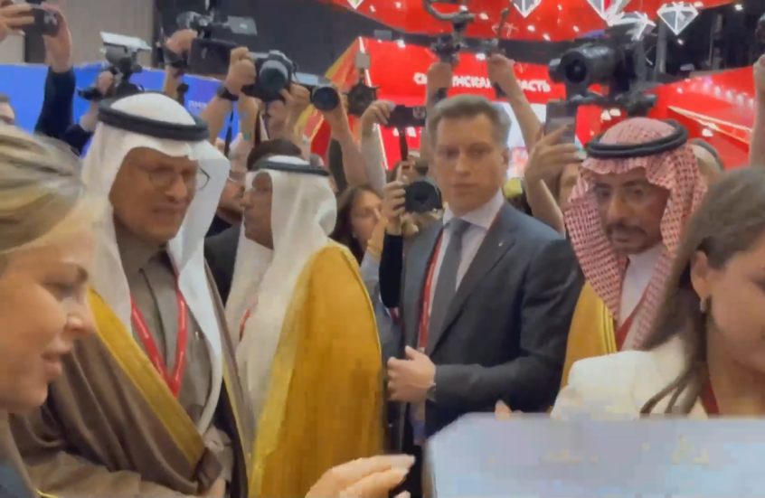 شاهد.. الأمير عبد العزيز يتلقى هدايا تذكارية على هامش منتدى بطرسبورغ