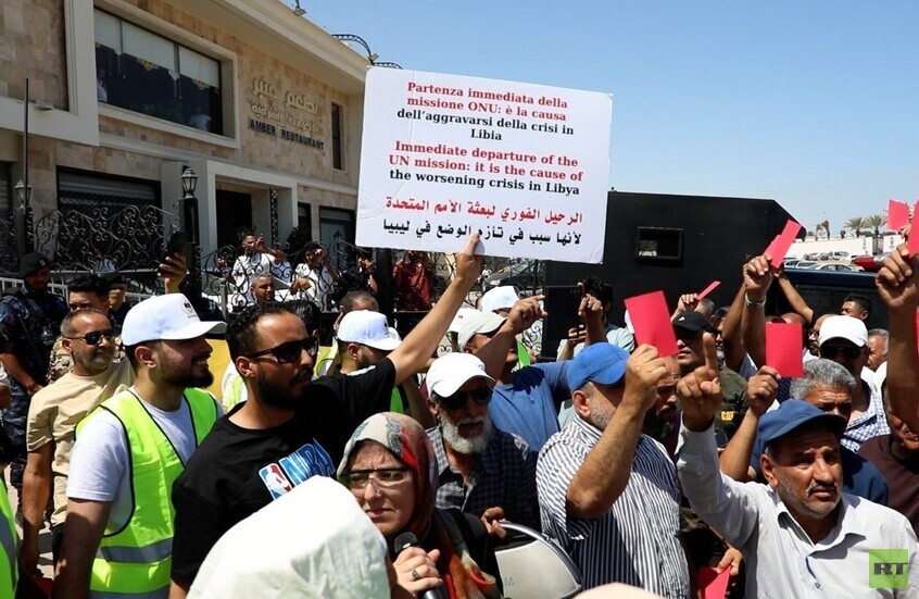 عقب إغلاق مقر مفوضية اللاجئين.. محتجون يقتحمون مقر بعثة الأمم المتحدة للدعم في ليبيا بطرابلس