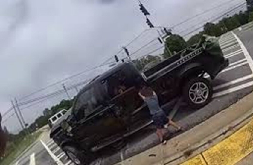 لحظة قذف طفل من سيارة في حادث مروع.. كاميرا شرطة توثق المشهد