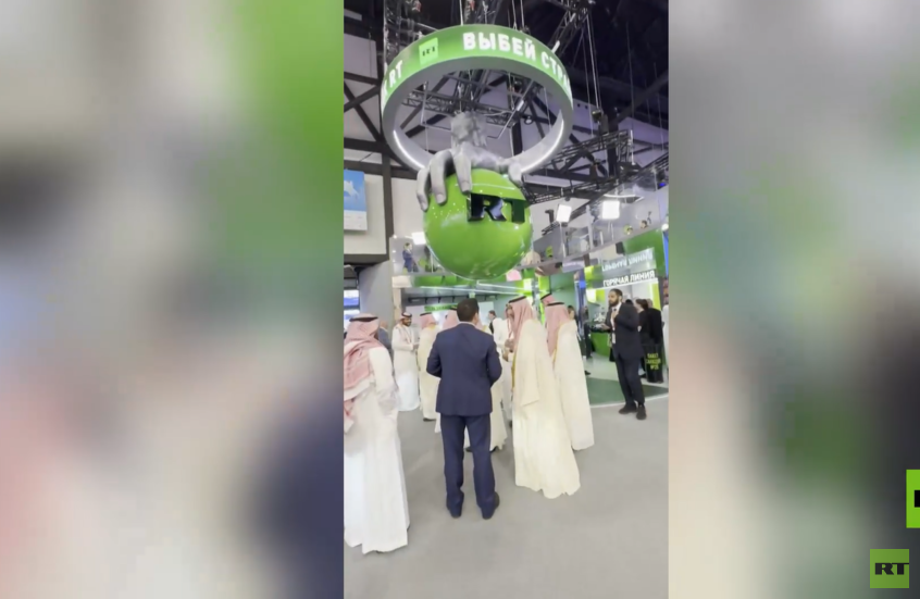 وزير الصناعة السعودي يزور جناح RT في منتدى بطرسبورغ الدولي (فيديو)