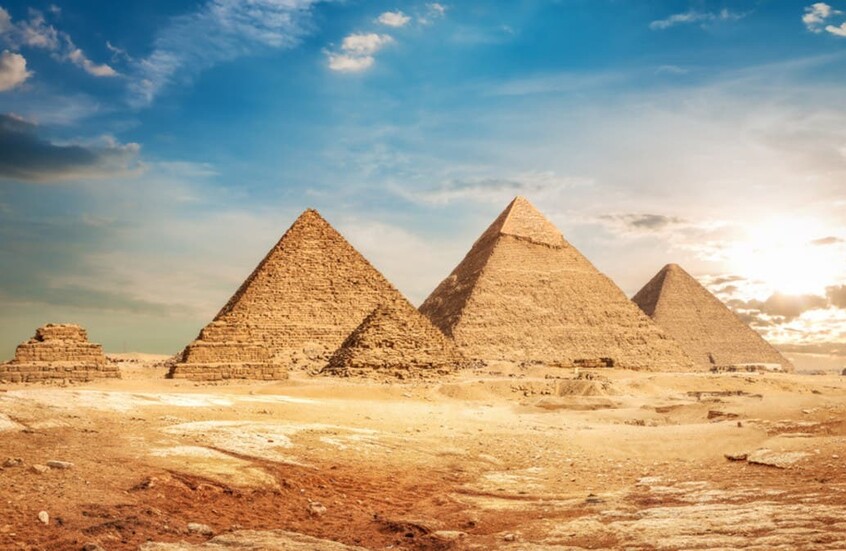 نجم عالمي يشكر مصر من أمام أهراماتها (صور)