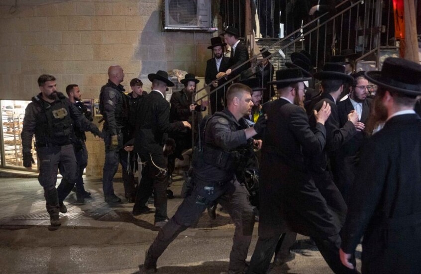 اعتقالات خلال مواجهات بين متظاهرين حريديم والشرطة في القدس وبيت شيمش (فيديو)