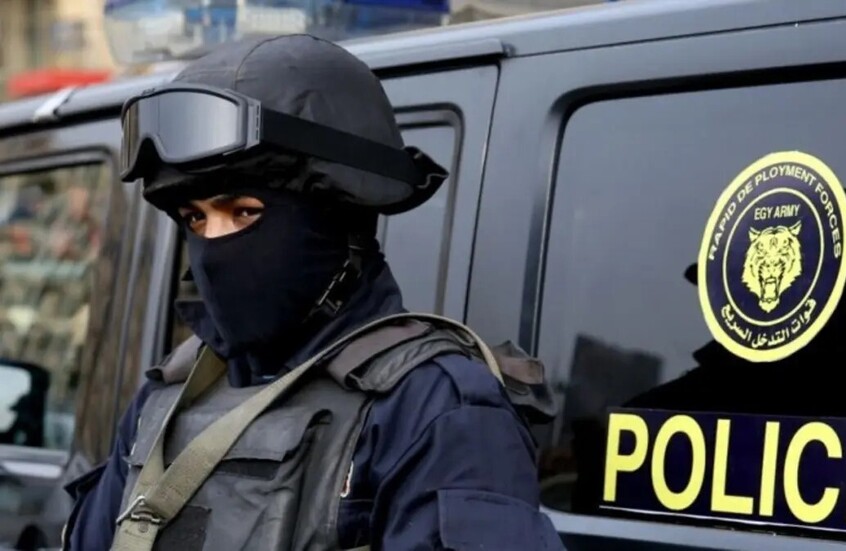 مصر.. شخص يمزق جسد شاب بالسيف وفتاة توثق الحادثة من سيارتها