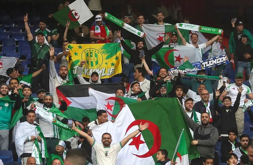 قبل مواجهة الغد.. اشتباكات عنيفة وتبادل للضرب واللكمات بين جماهير الجزائر والأرجنتين (فيديو)