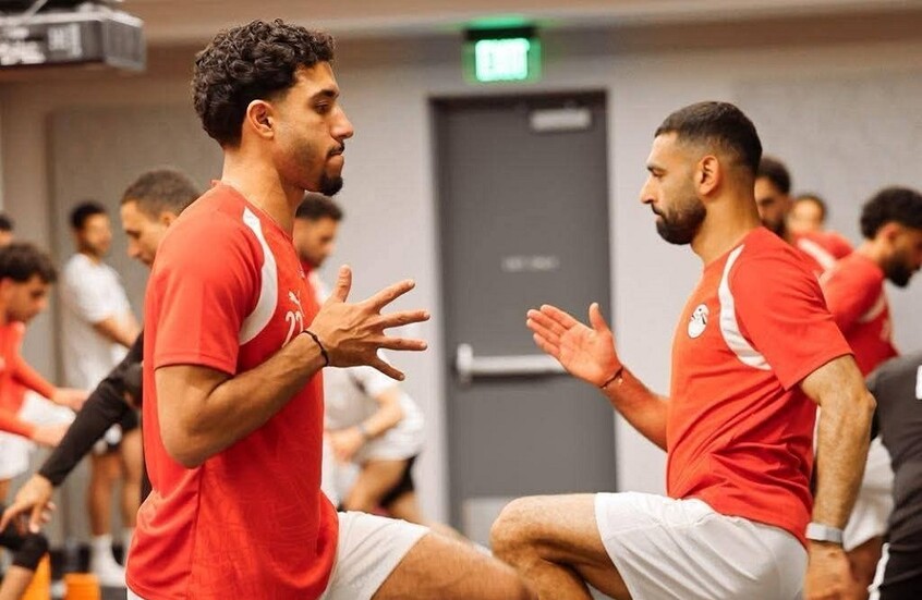 فيديو من داخل غرفة ملابس منتخب مصر يظهرعادة تمارس قبل كل مباراة