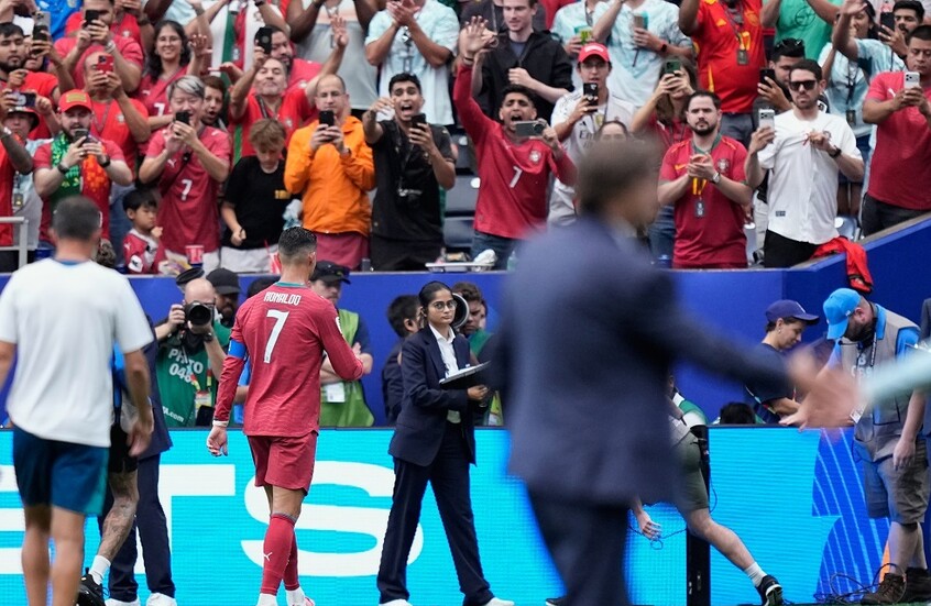 مدرب البرتغال يبرر قراره بشأن كريستيانو رونالدو