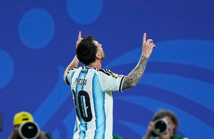 بكاء ميسي في مباراة الجزائر.. عائلة اللاعب تصدر بيانا رسميا بشأن مرض والده