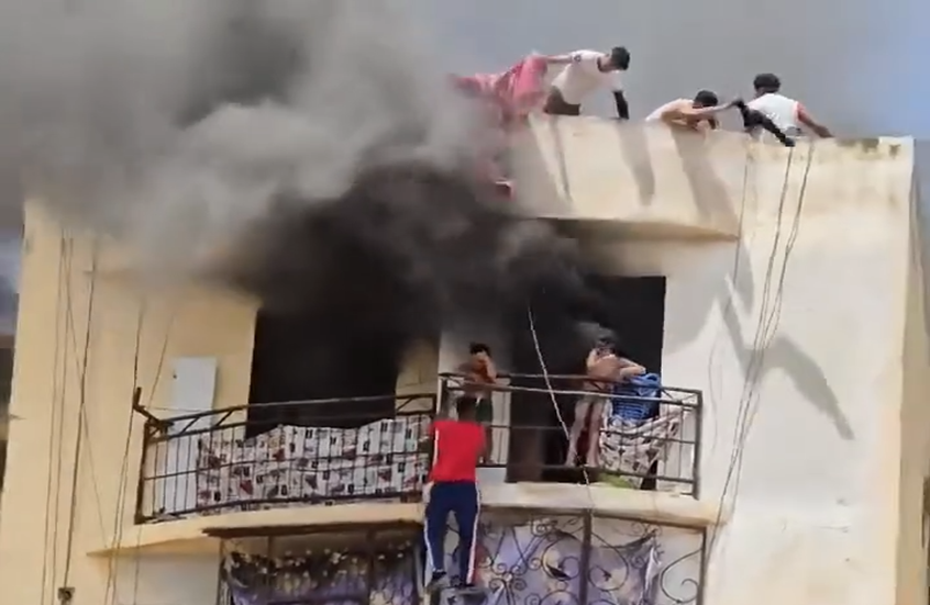 الجزائر..  شاب يغامر بحياته لإنقاذ طفلين من وسط النيران بعمارة في ولاية وهران غربي البلاد (فيديو)