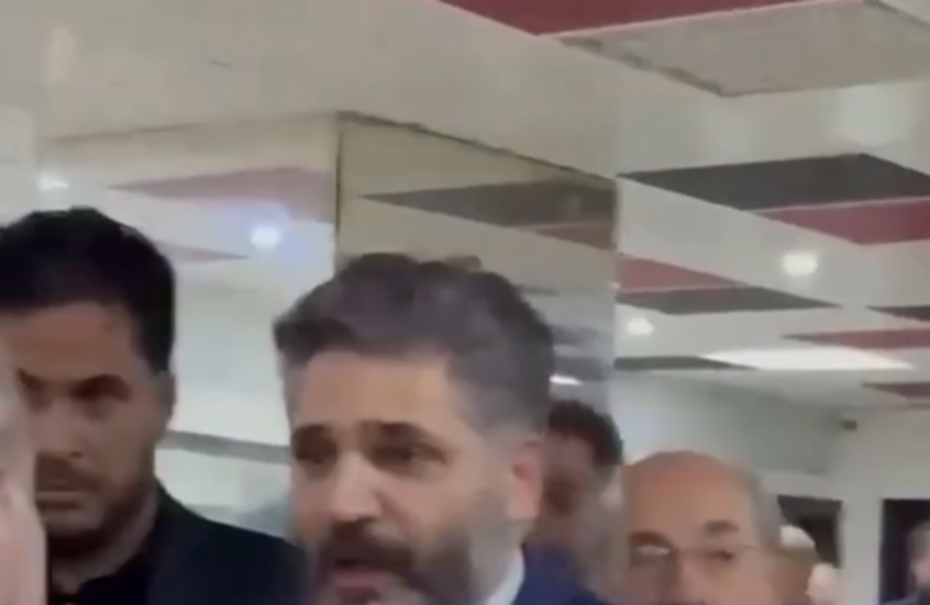 وزير الثقافة السوري يحسم الجدل: لا مسرح لمن مدح الأسد.. والاعتذار للشعب أولا