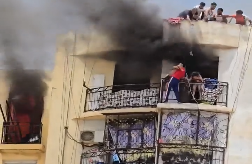 بعد إنقاذه لطفلين في حريق..  "أحمد بن بلة" يقدم عرضا لتوظيف الشاب الجزائري البطل