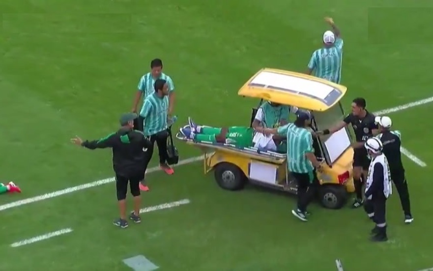 حادثة لا تصدق.. العربة الطبية تدهس لاعبا خلال مباراة كرة قدم