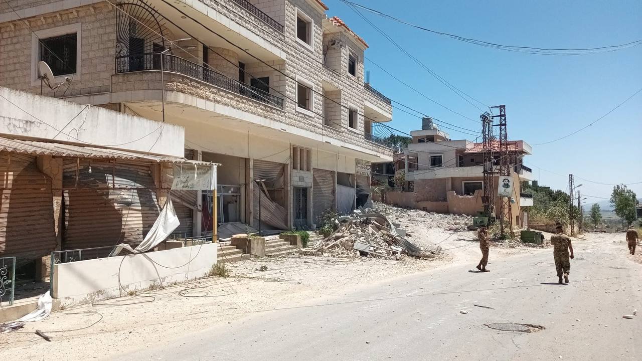 القوات الإسرائيلية تنسحب من بلدة دبين جنوب لبنان والجيش اللبناني يتوجه لفتح الطرق (صور)