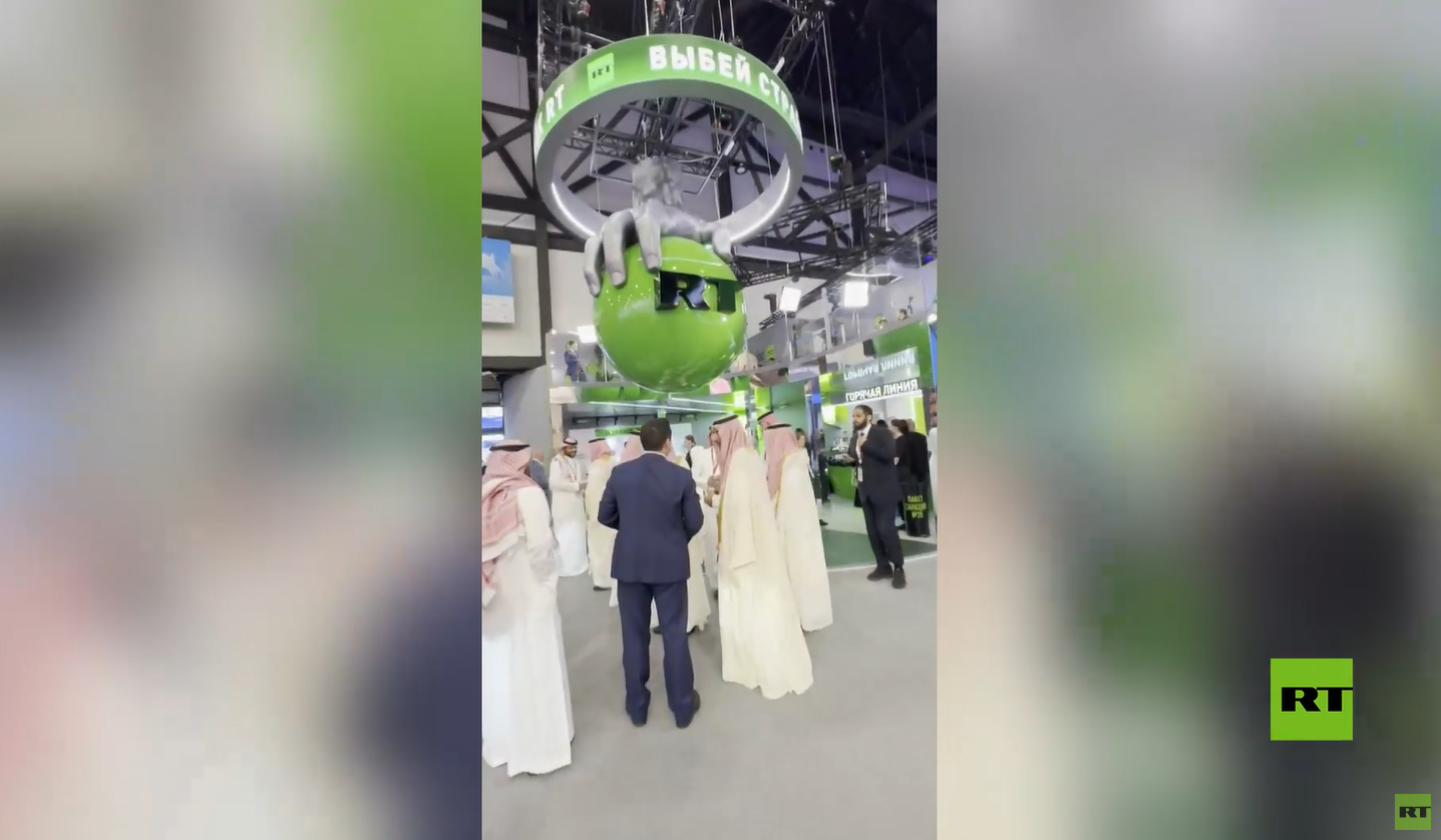 وزير الصناعة السعودي يزور جناح RT في منتدى بطرسبورغ الدولي (فيديو)