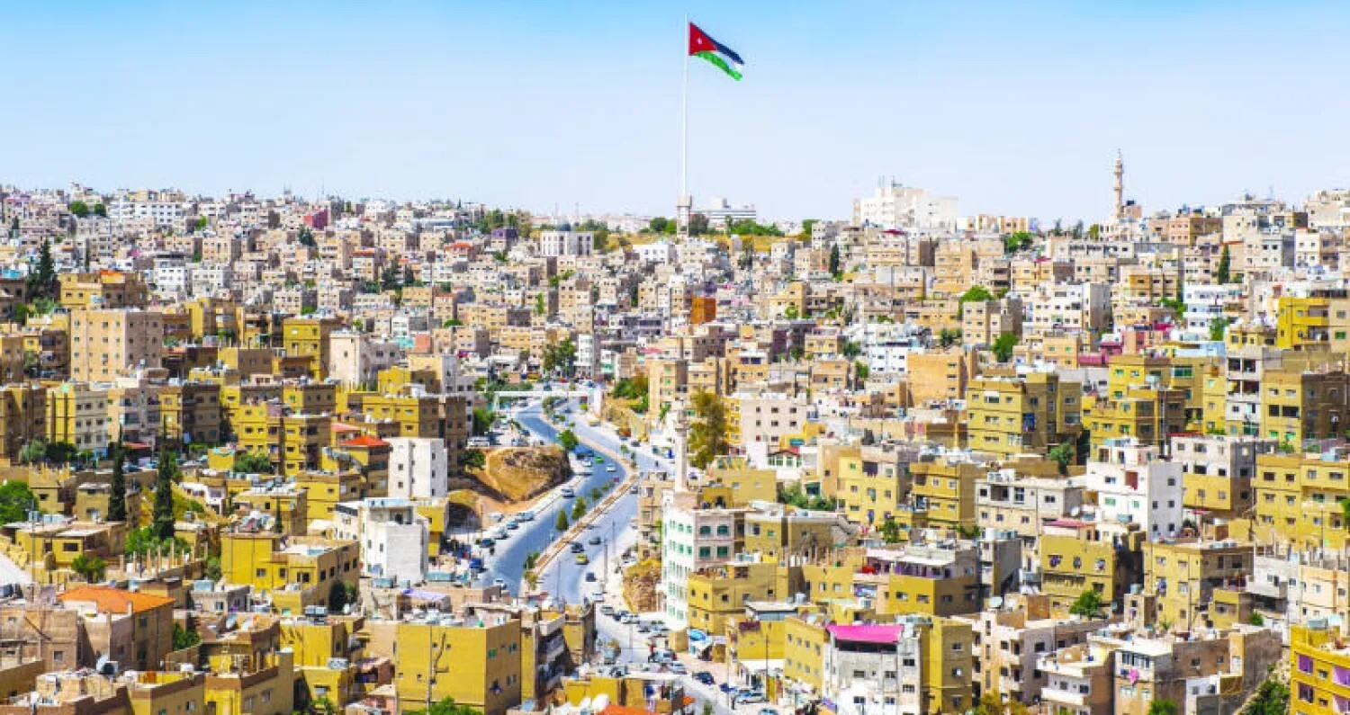 خلافات عائلية تقود لمأساة.. زوج يقتل زوجته وزميليها وينهي حياته في عمان