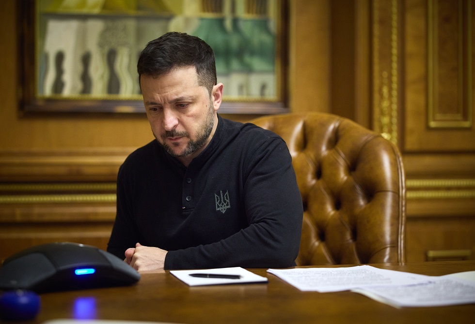 موقع إخباري يشير إلى جهات حرضت زيلينسكي على توجيه رسالة لبوتين