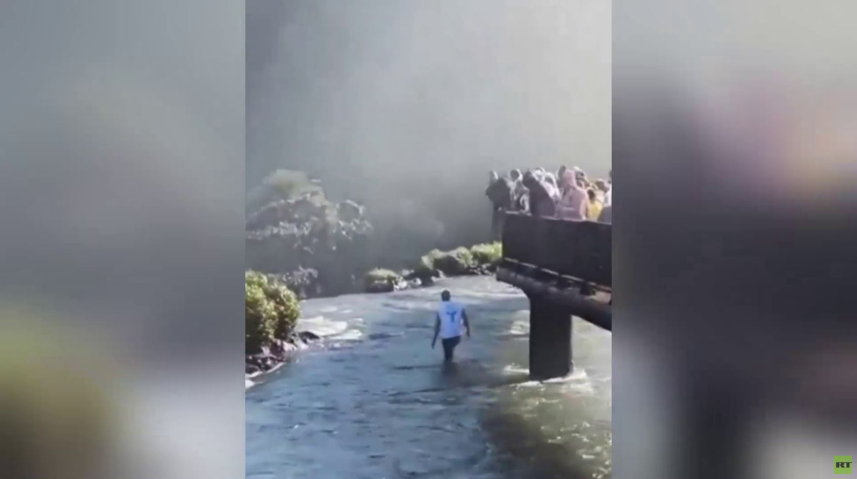البرازيل.. سائح يخاطر بحياته في شلالات إيغوازو لاستعادة هاتفه المحمول