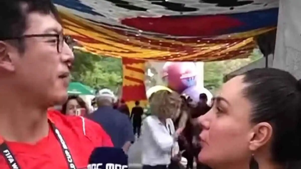 مراسل كوري يتلقى قبلة مفاجئة من مشجعة مكسيكية خلال أجواء كأس العالم (فيديو)