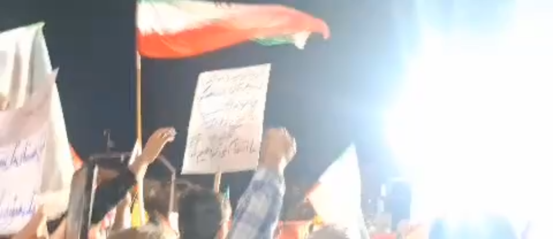 إيران محتجون يرفعون لافتات تطالب باستقالة رئيس البرلمان ووزير الخارجية رفضا للاتفاق