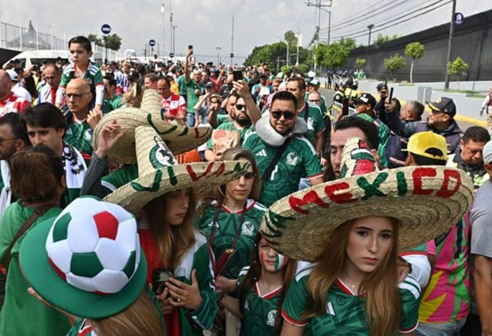 إقالة رئيس نقابة عمالية مكسيكية بسبب إيماءة عنصرية ضد مؤثرة كورية في مونديال 2026