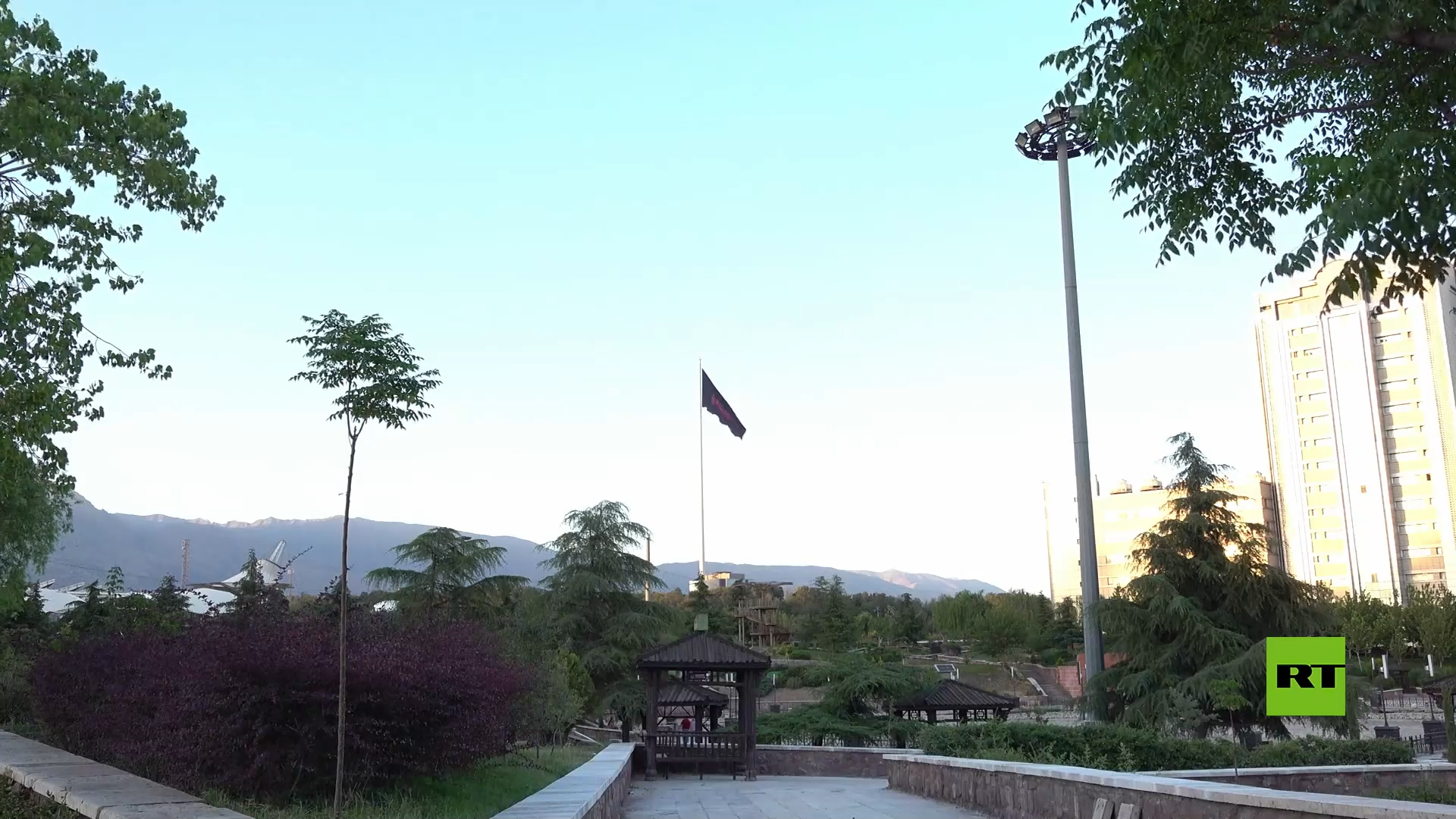 طهران تستقبل شهر محرم برفع أكبر راية حداد على الإمام الحسين تزامنا مع اتفاق السلام مع واشنطن