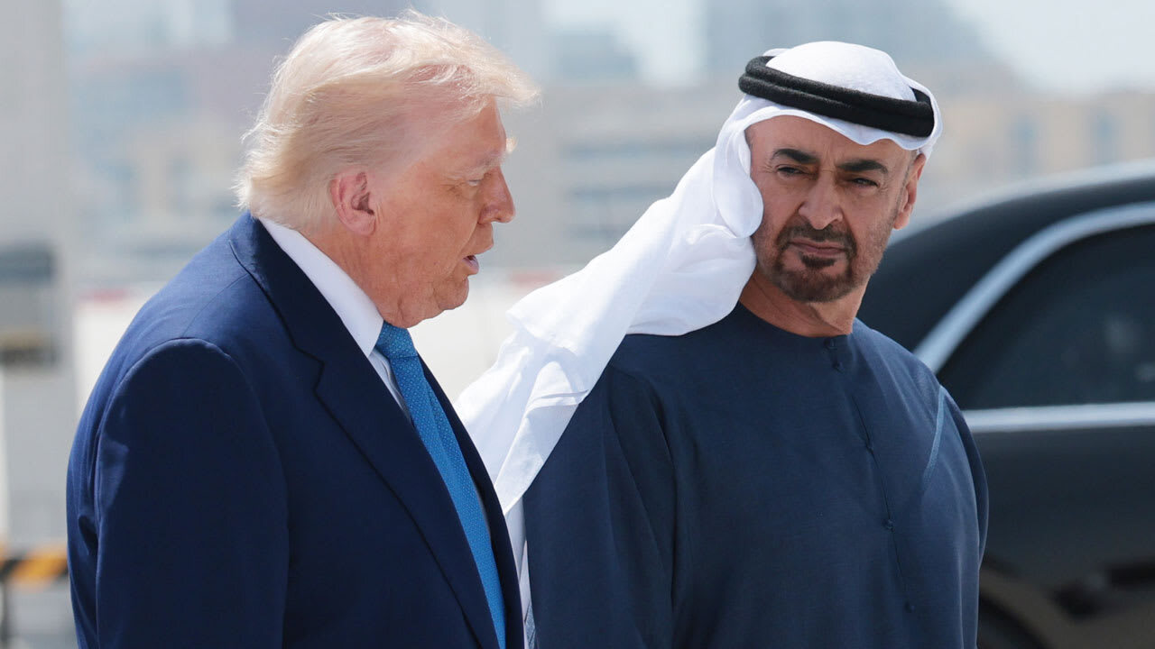 أول تعليق للصحفي الإماراتي الذي خطف أنظار ترامب..فمن هو؟ (فيديو)