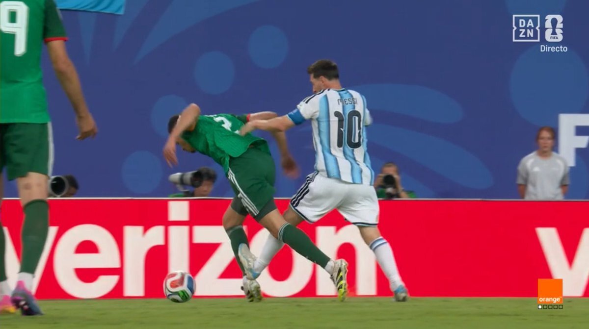 جدل تحكيمي في مونديال 2026.. انتقادات لعدم طرد ميسي أمام الجزائر