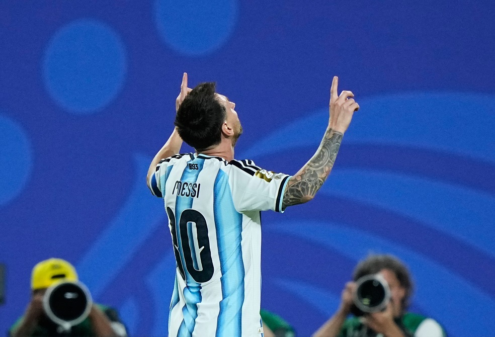 بكاء ميسي في مباراة الجزائر.. عائلة اللاعب تصدر بيانا رسميا بشأن مرض والده