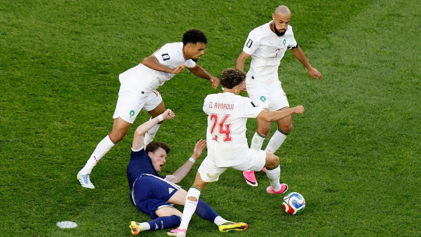 رغبة مفاجئة لنجم المغرب: أريد الاعتزال والعمل إمام مسجد