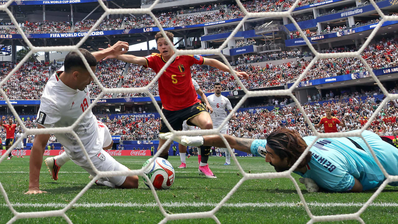 بخط اليد.. لوس أنجلوس تتلقى رسالة غير متوقعة من منتخب إيران (صورة)