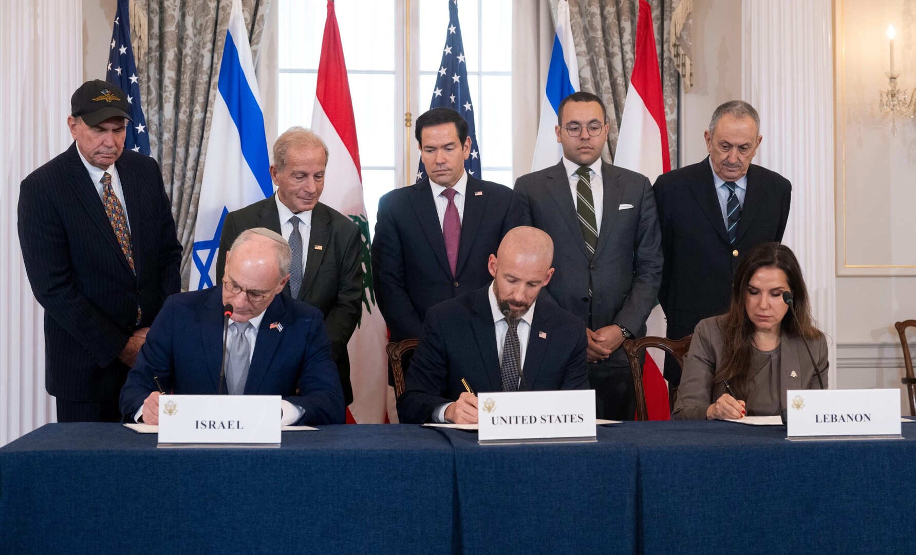 "هآرتس": بنود "الاتفاق الإطار" الموقع في واشنطن تمهد الطريق لتحويل جنوب لبنان إلى "غزة 2"