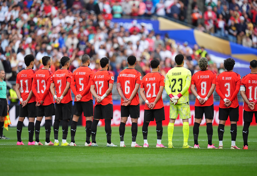 ضربة موجعة لـ"الفراعنة".. طبيب منتخب مصر يؤكد تعرض نجم الفريق لتمزق عضلي