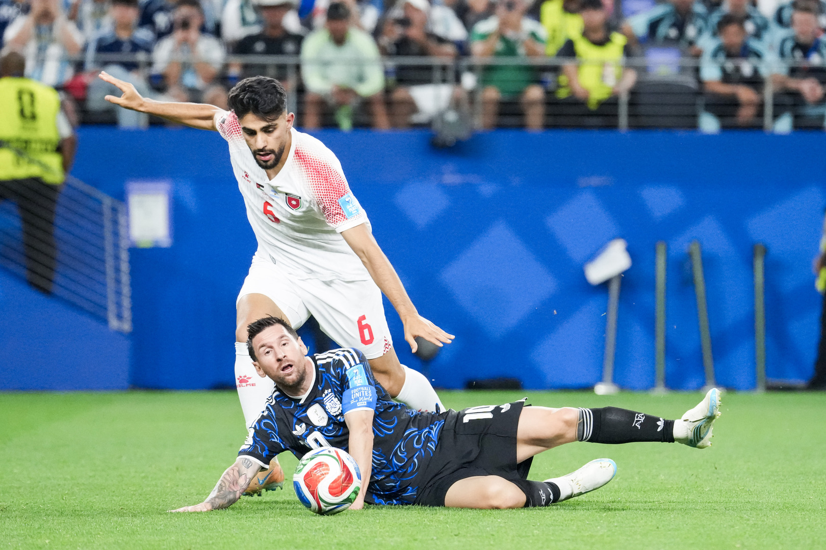 "إهداء هدف لميسي؟".. لقطة لاعب الأردن تثير غضب جماهير "النشامى"