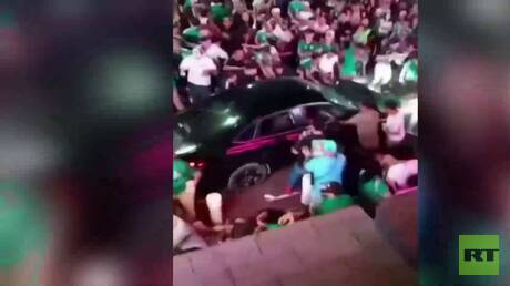 المكسيك.. سيارة تدهس مشجعين خلال احتفالات الفوز وتخلف 17 مصابا