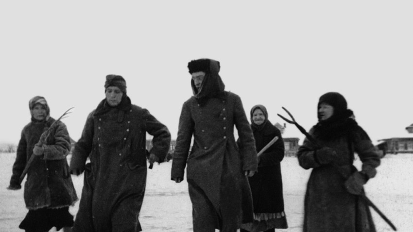 Женски конвой на фашистки пленници, март 1942 г.