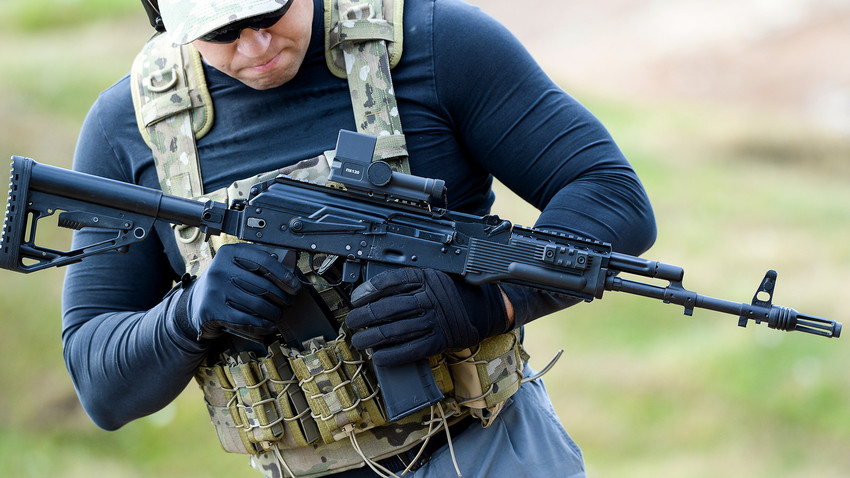 Un rifle de asalto AK-74M de demostración en el foro internacional de armamento Army-2015, celebrado en Kúbinka