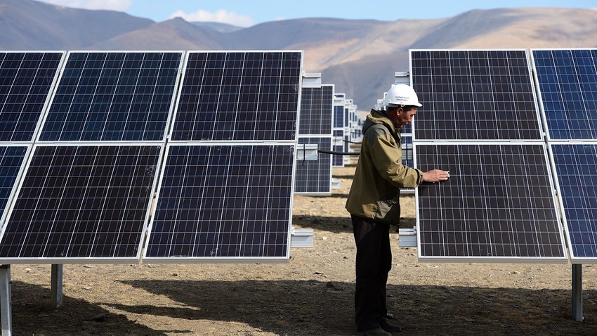 Strokovnjak za sončno energijo si ogleduje celice elektrarne Koš-Agačskaja v Republiki Altaj.