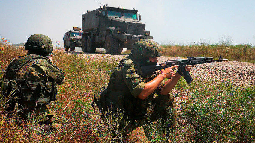 Servicemen during a tactical drill with Southern Military District special force units. 
