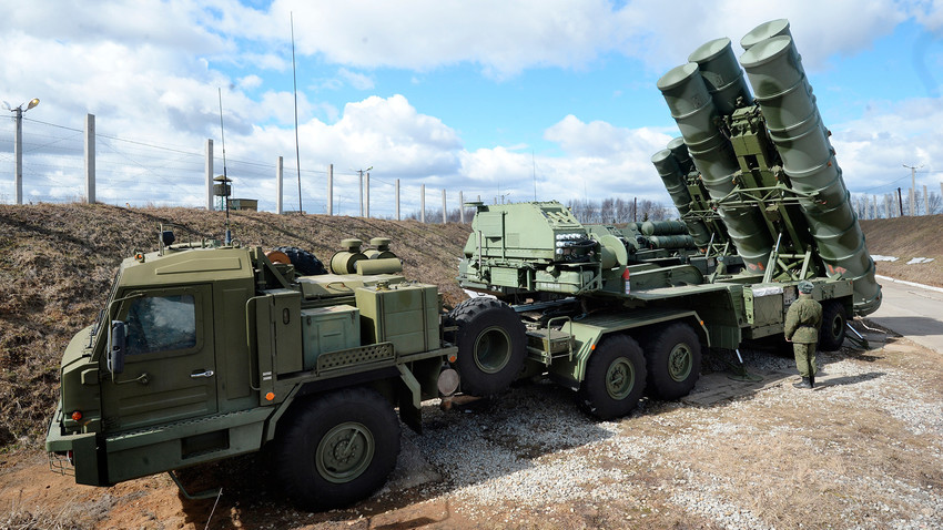 An S-400 "Triumph" anti-aircraft missile system is among other Defense Ministry's air defense missile battalions put on combat alert in the Moscow Region. credit