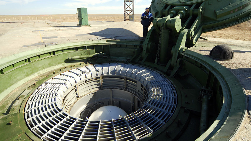 Misil balístico intercontinental RS-18 "Stilet" en cosmodromo Baikonur