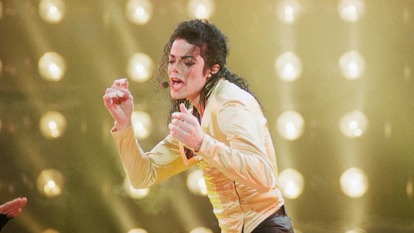 Майкъл Джексън пее в дъждовната вечер на стадион "Лужники" в Москва, 15 септември 1993 г.