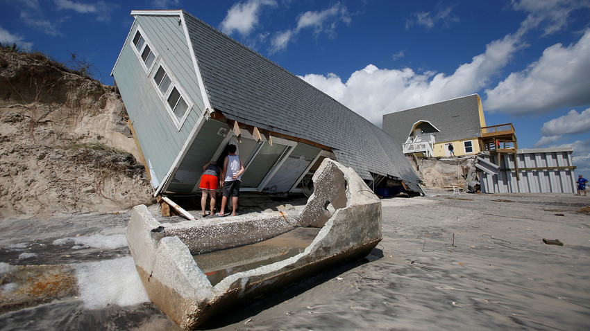 Местни жители до къща във Вилано Бийч (Флорида), разрушена от урагана "Ирма". 12 септември 2017 г. 