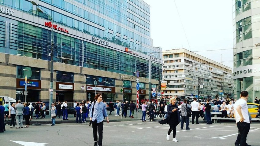 Lebih dari 20.000 orang dievakuasi dari pusat-pusat perbelanjaan, stasiun kereta api, dan beberapa universitas akibat ancaman bom di Moskow.