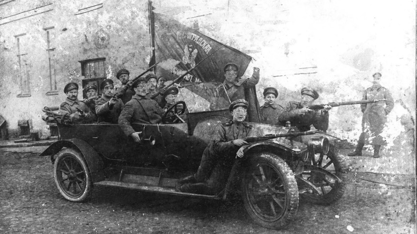 Войници се готвят за нападението на Зимния дворец в Петроград, октомври 1917 г. 