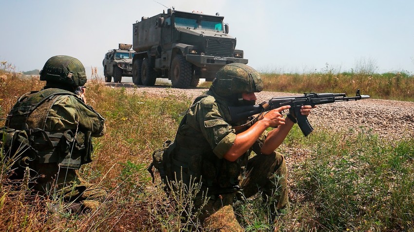 Dua orang prajurit selama latihan taktis dengan unit pasukan khusus Distrik Militer Selatan.