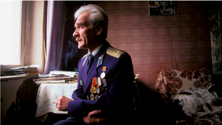 Stanislav Petrov v svoji vojaški uniformi, 1999.