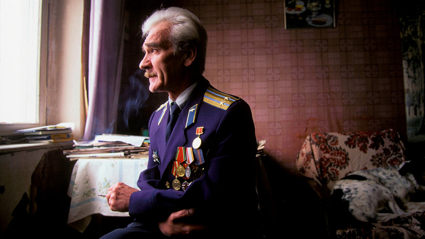 Stanislav Petrov con l'uniforme militare, 1999