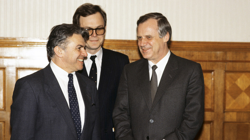 Nikolaï Ryjkov, président du Conseil des Ministres d’URSS et membre du Politburo du Comité Central du Parti Communiste (à droite) rencontrant Ivan Barbot, président d’Interpol (à gauche), au Kremlin de Moscou.