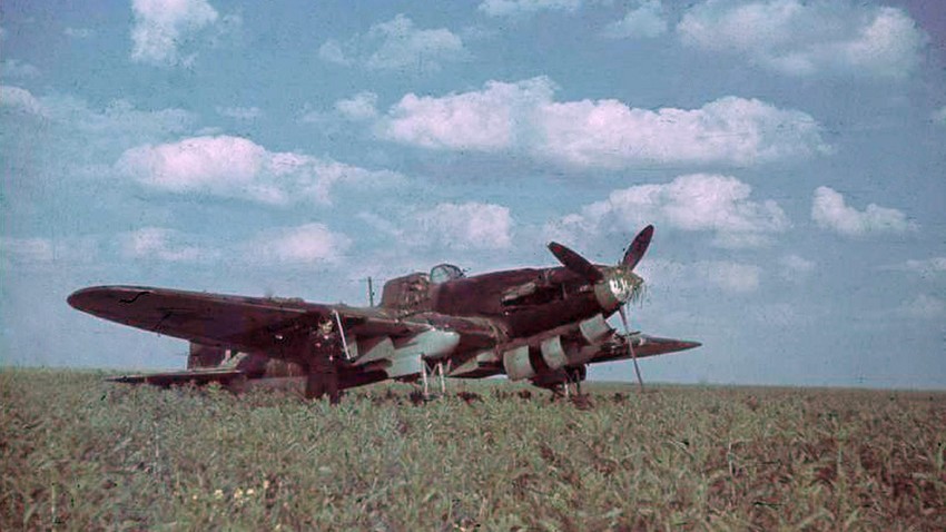Soldado alemán posa junto a Il-2 en un campo de Rusia. 