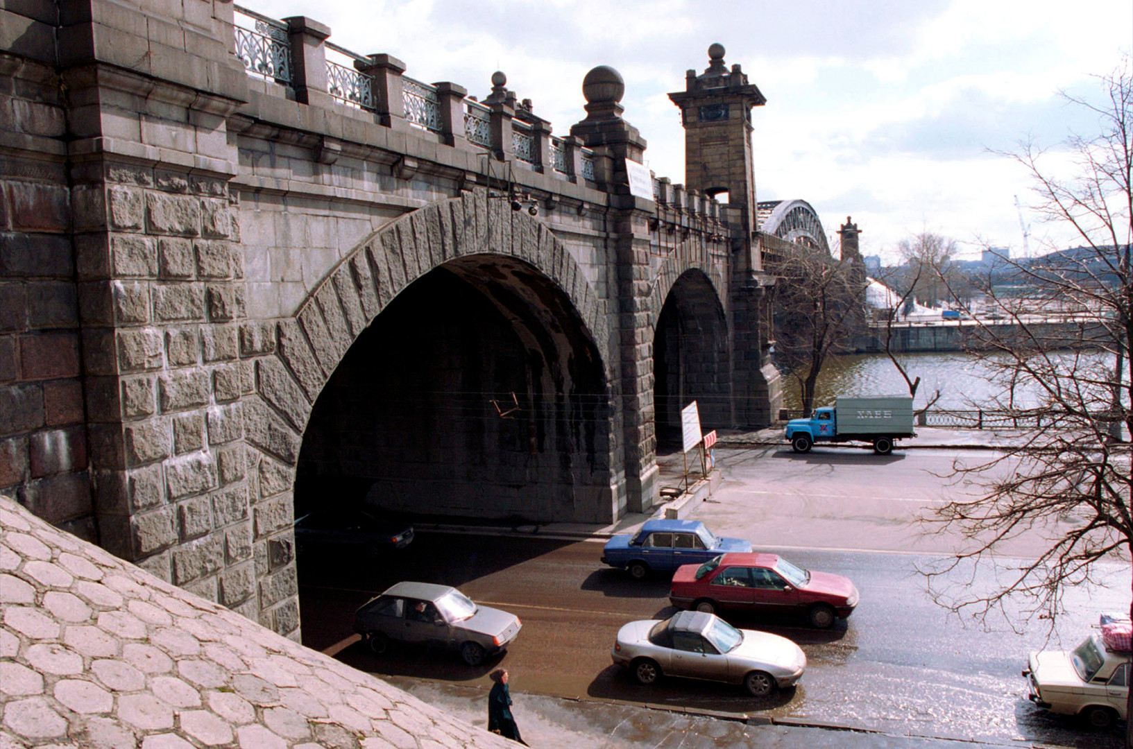 Krasnoluzhsky bridge.