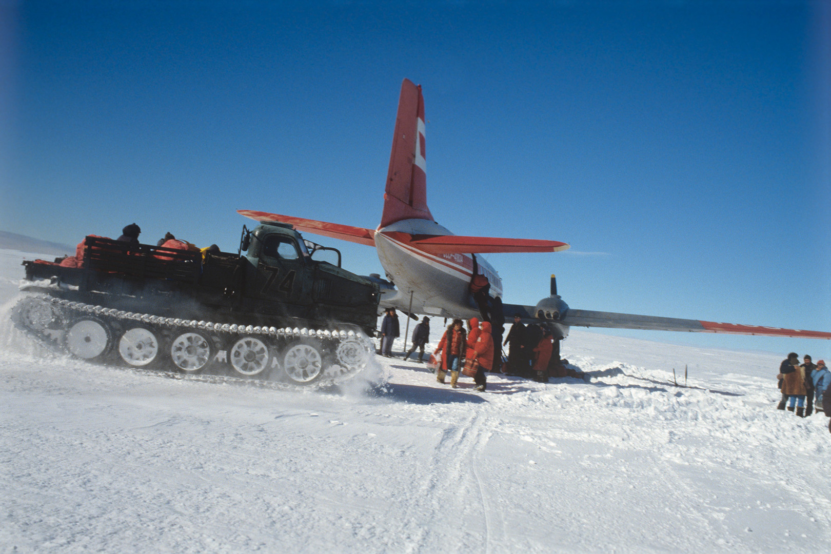 Miembros de la expedición científica femenina a la Antártida en el aeródromo de la estación Vostok.
